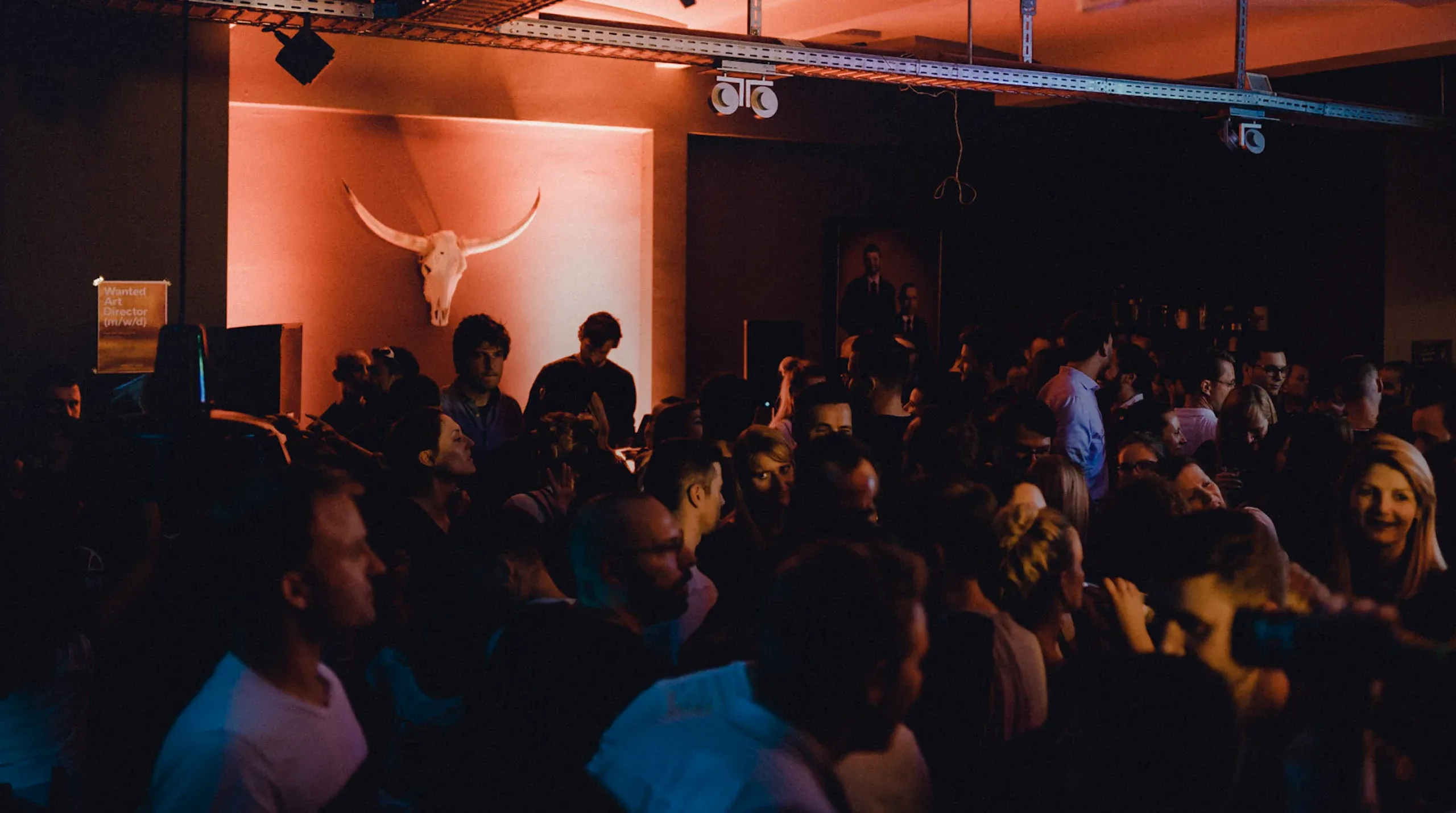 Volles Fest in der Agentur Vier für Texas unter dem Longhorn-Schädel