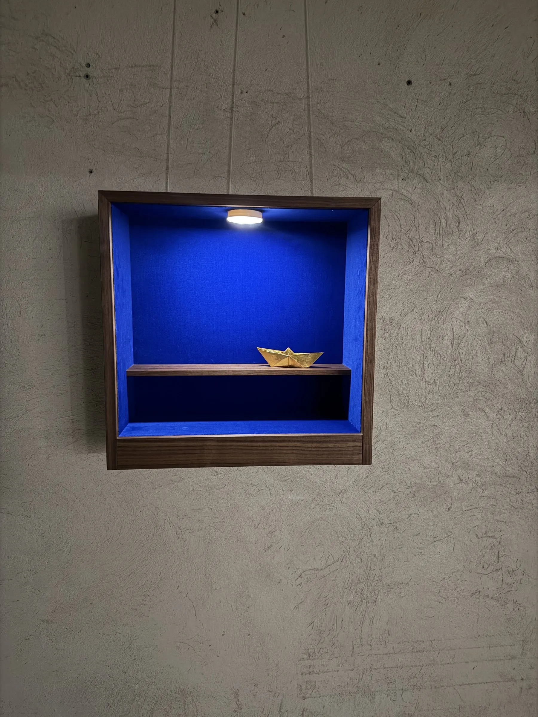 Vitrine an der Wand, von schräg