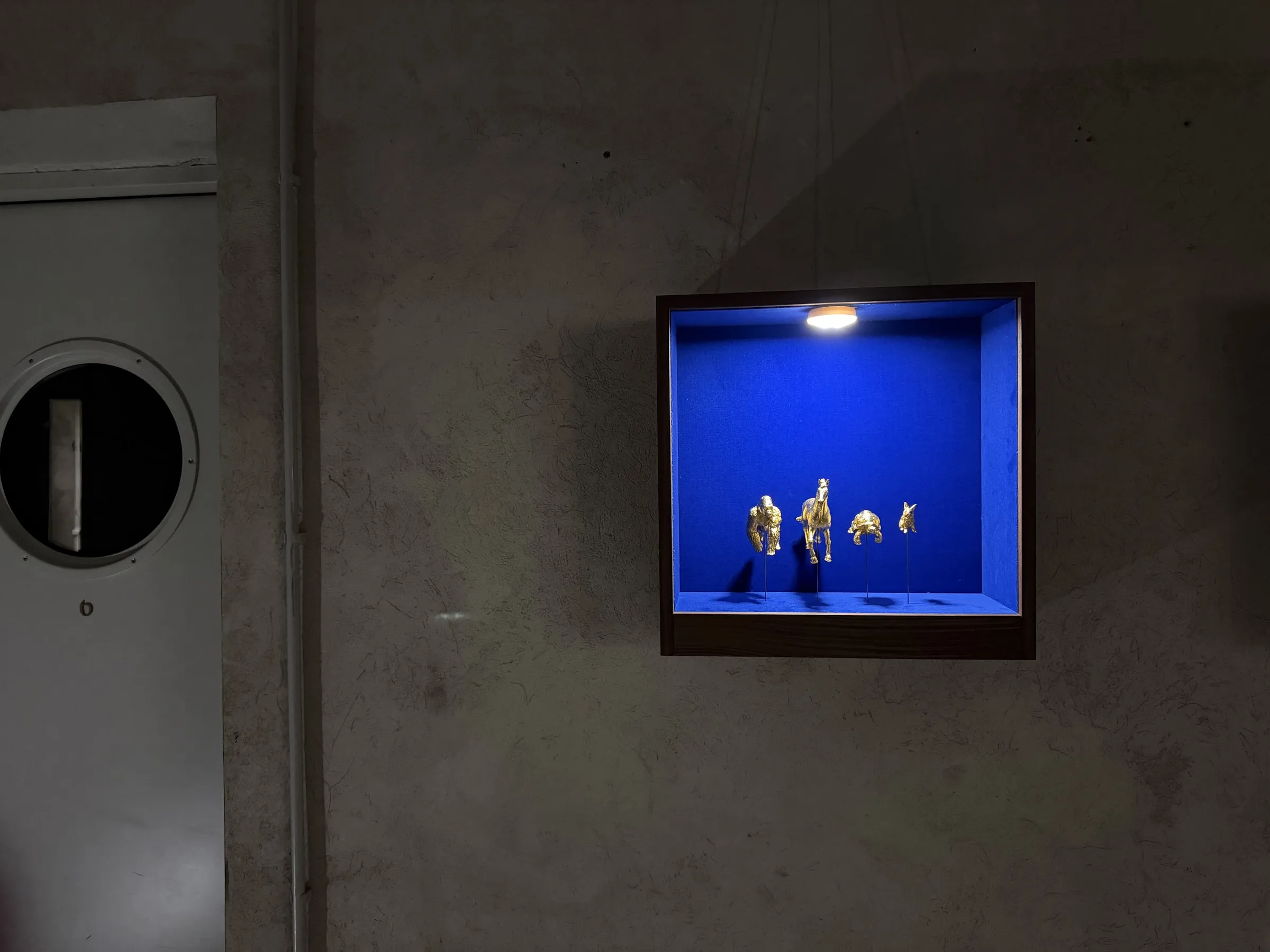 Vitrine an der Wand im Bunker West