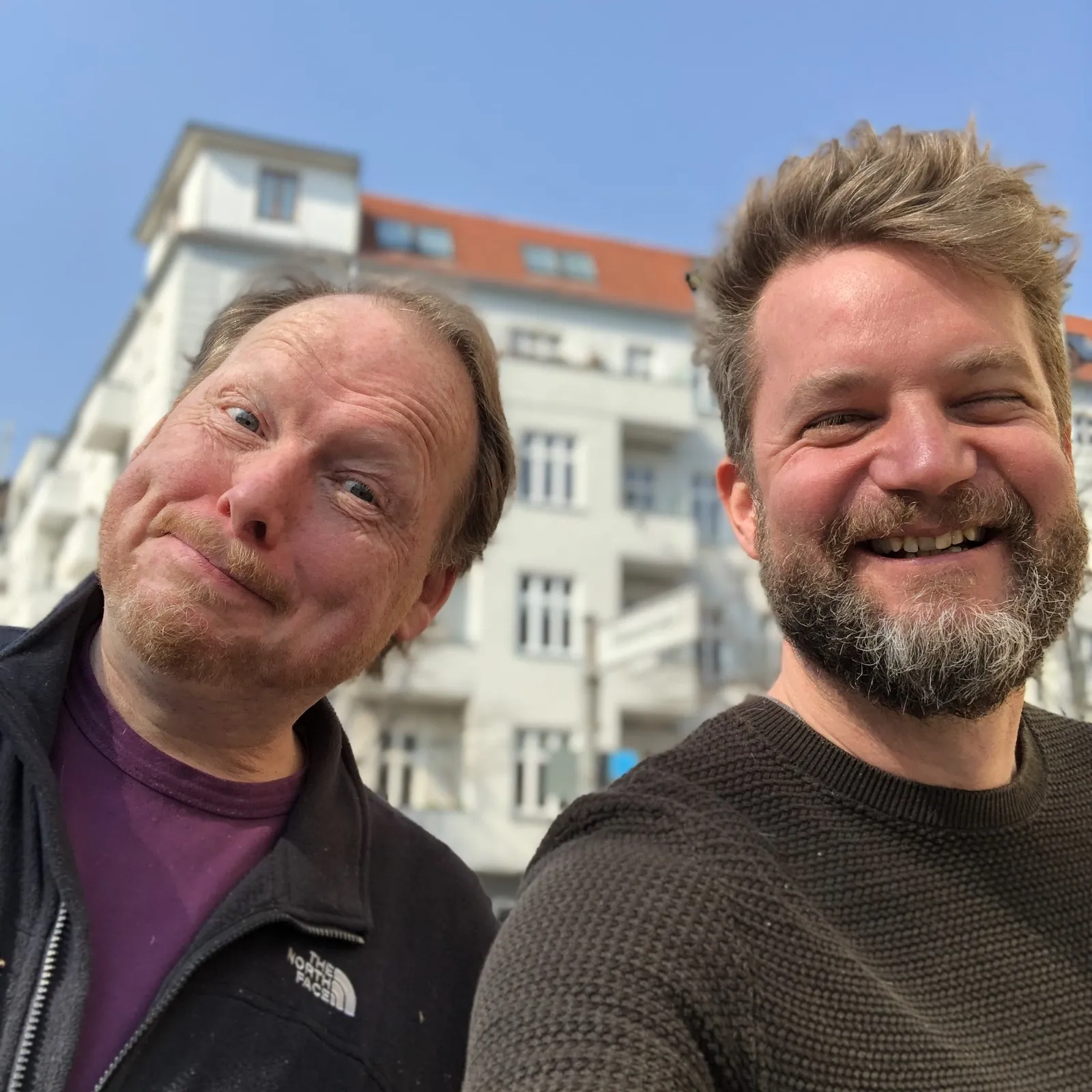 Reinhold und Philipp, Selfie vor einem Altbau