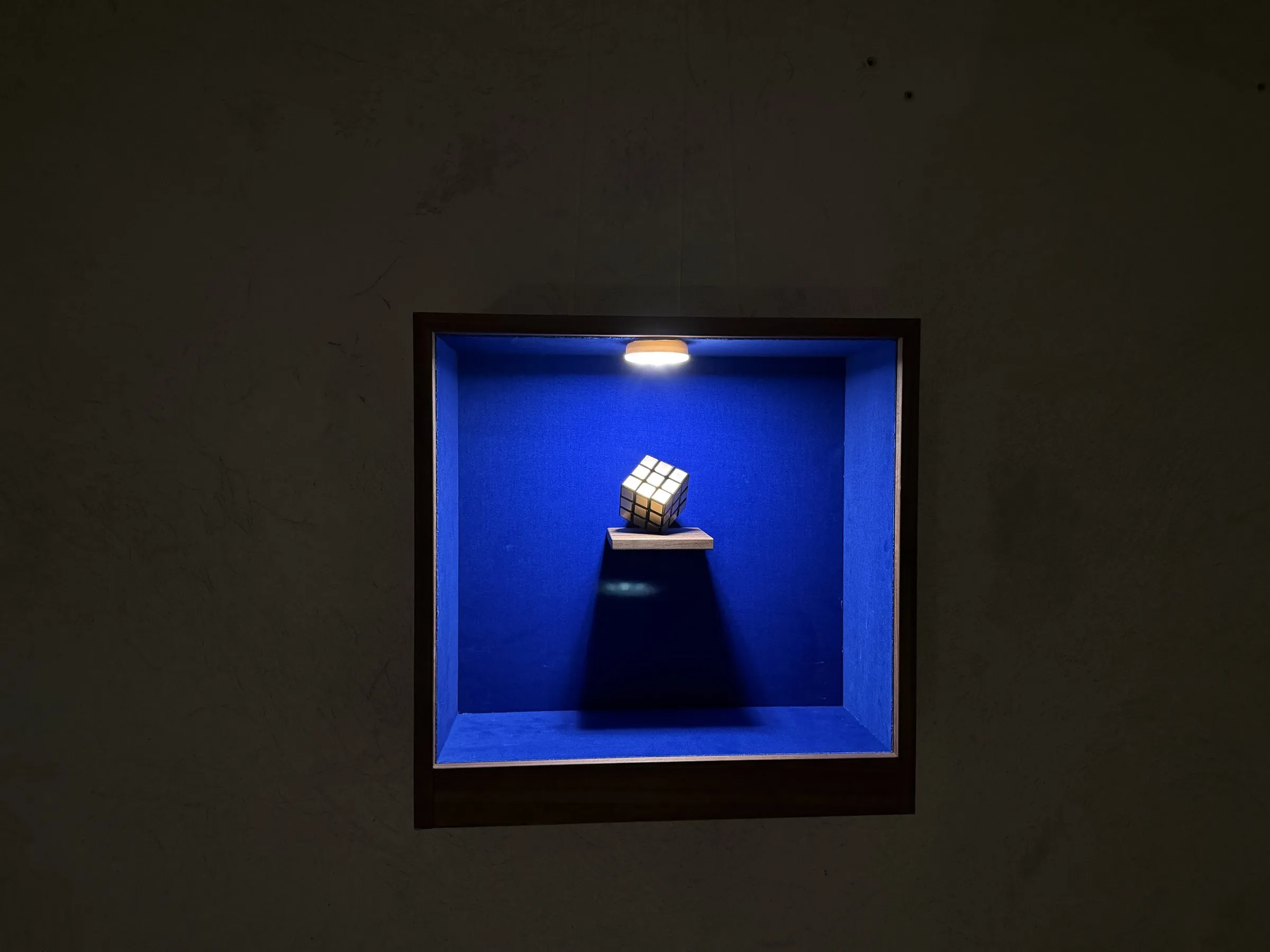 Beleuchtete Vitrine im dunklen Raum