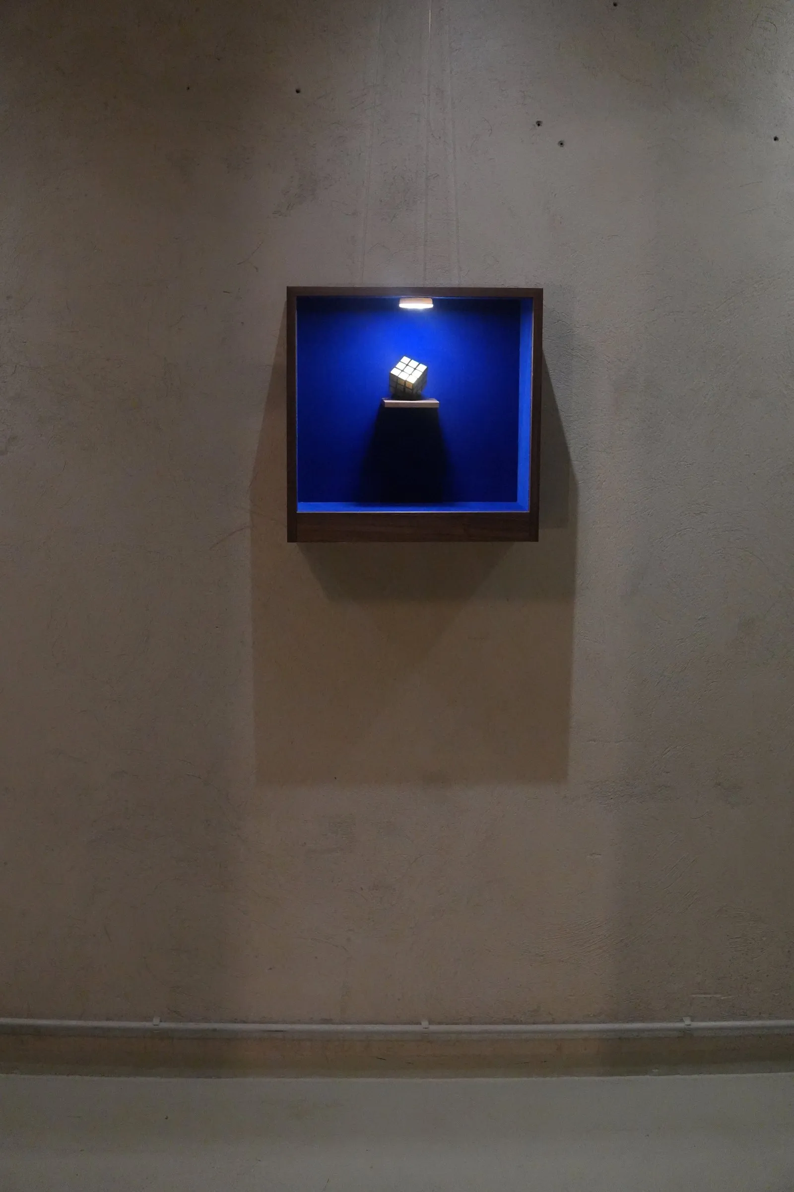 Vitrine an der Wand, Hochformat