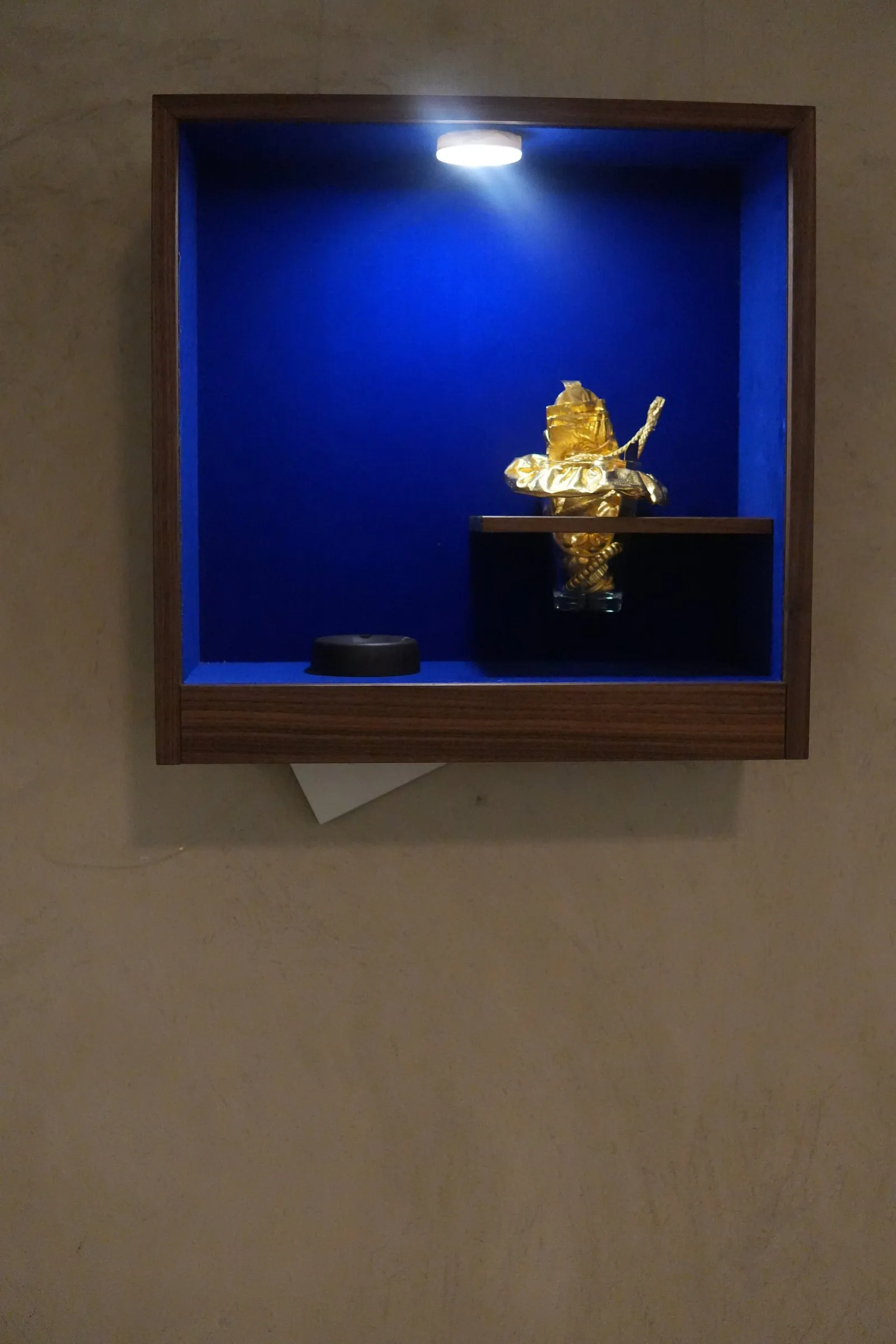 Vitrine an der Wand, Hochformat