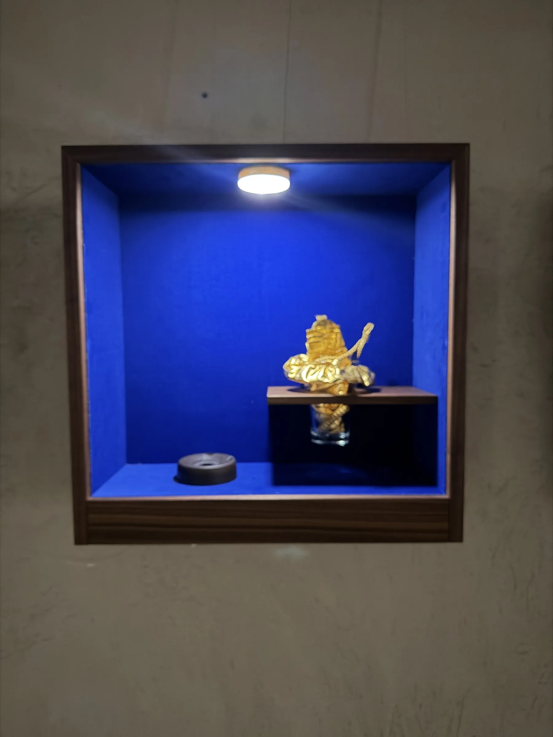 Vitrine frontal an der Wand