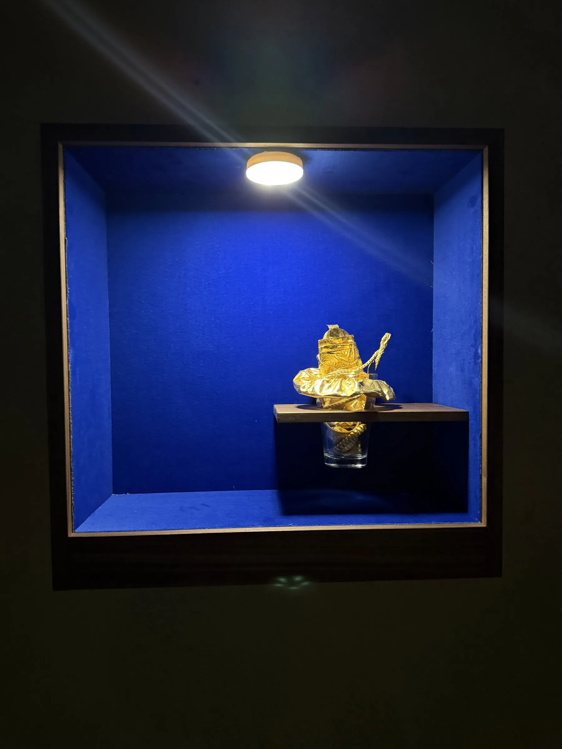 Beleuchtete Vitrine im dunklen Raum