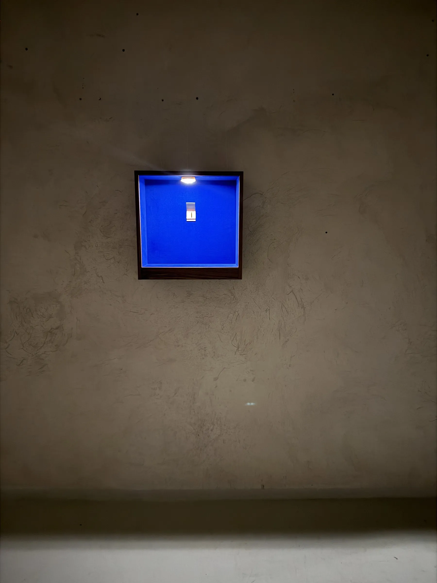 Vitrine an der Betonwand, Hochformat