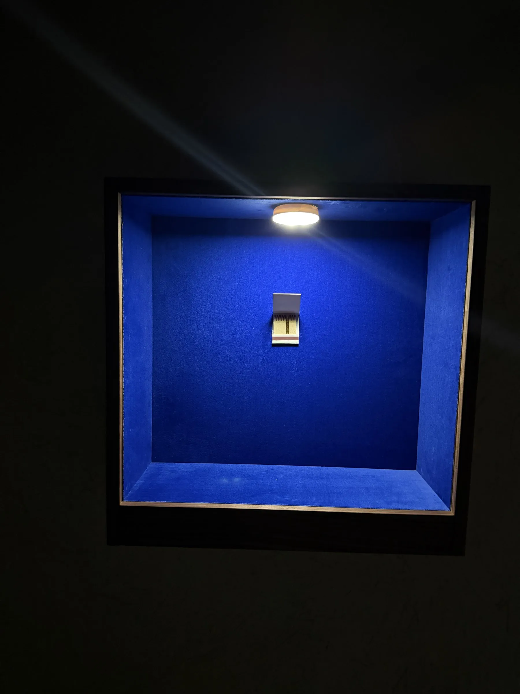 Beleuchtete Vitrine im dunklen Raum