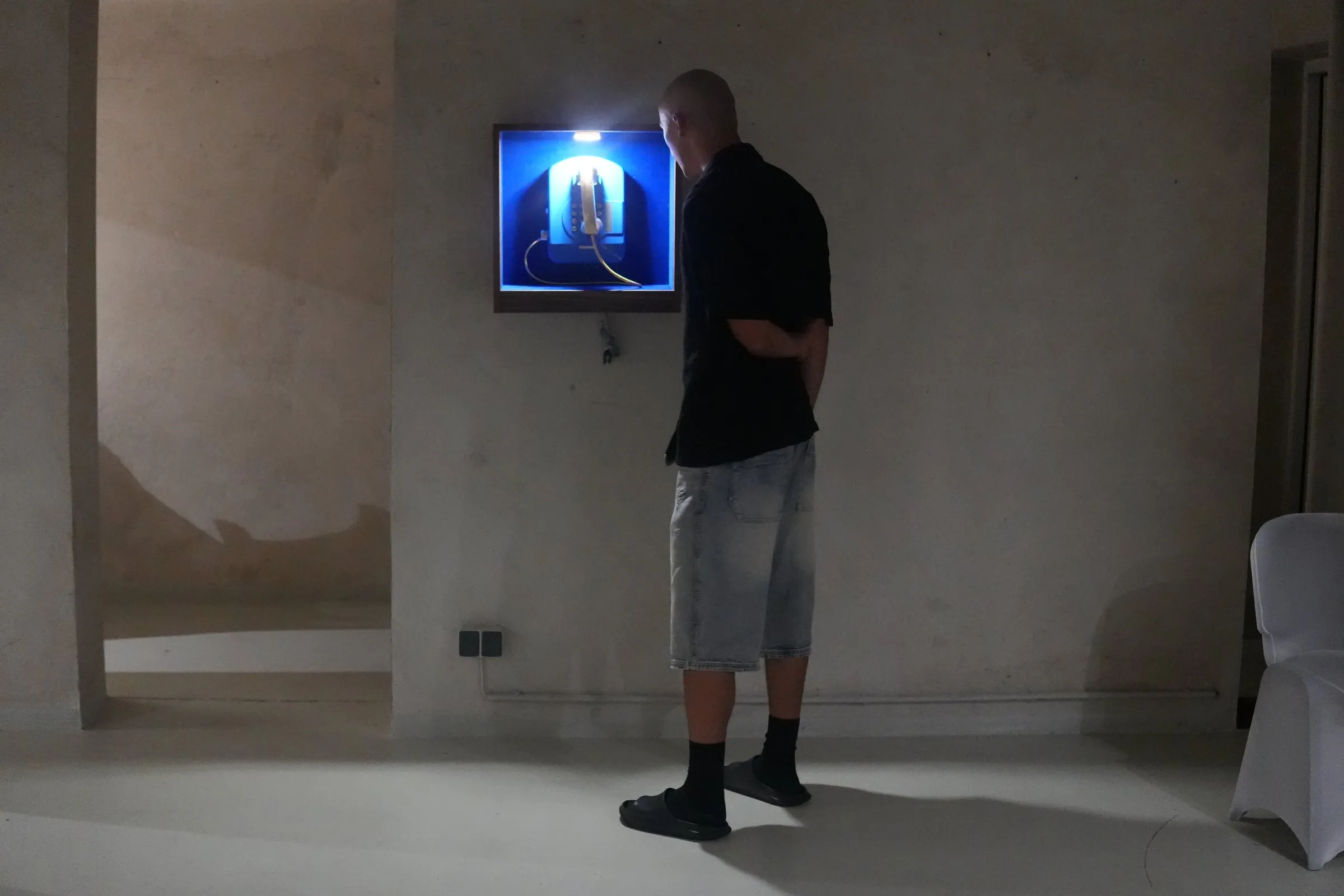 Ein Besucher vor der Hang-Up-Vitrine im Bunker West