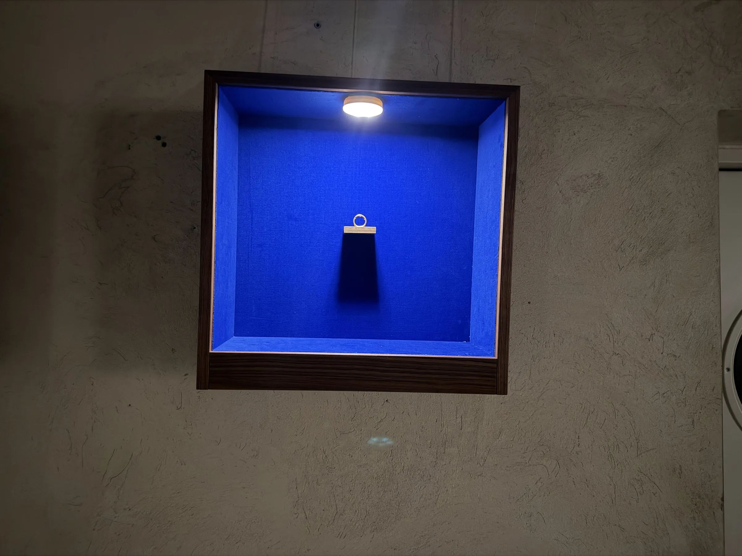 Vitrine an der Wand im Bunker West