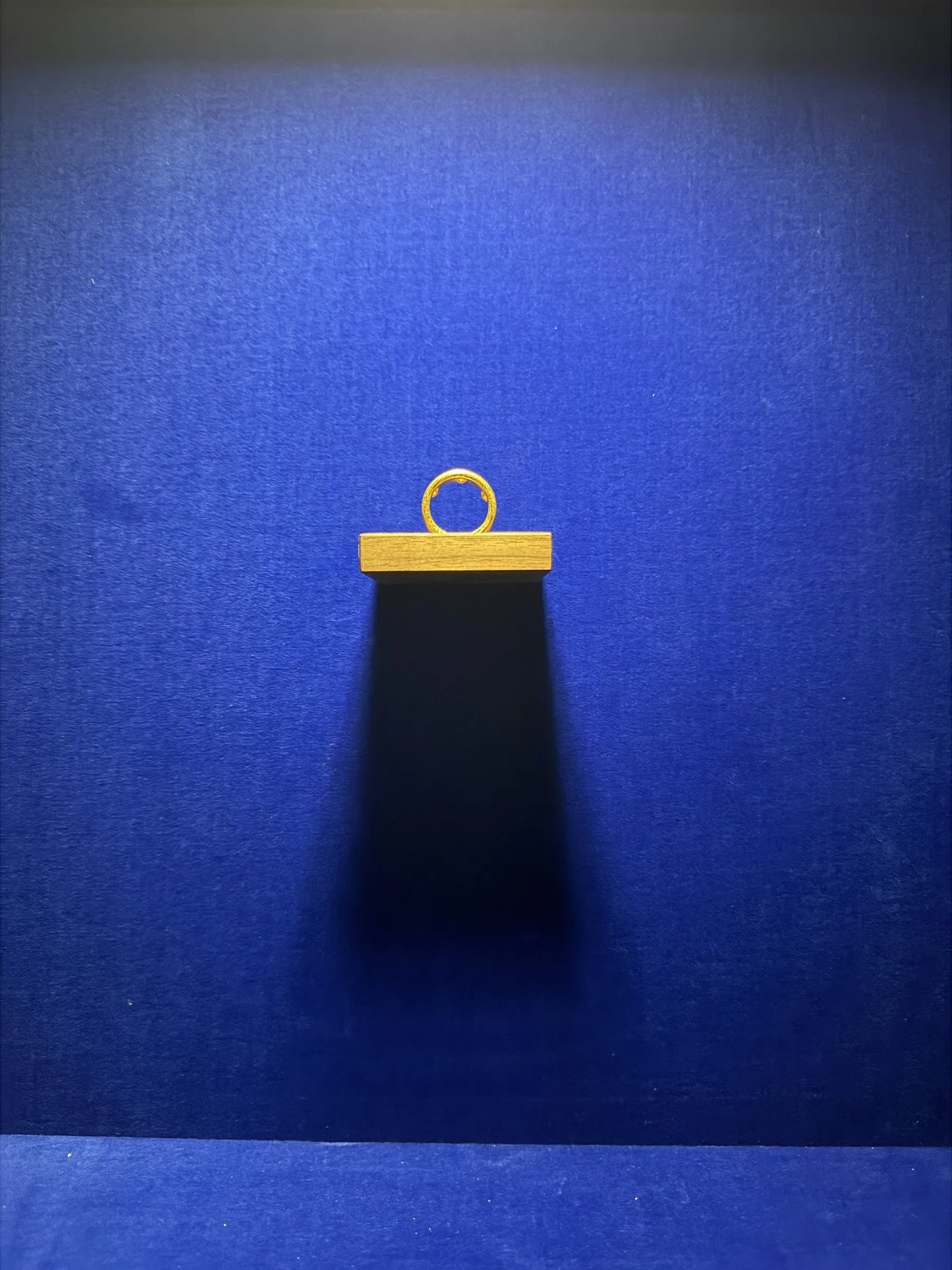 Ring und Brettchen mit Schatten, Hochformat