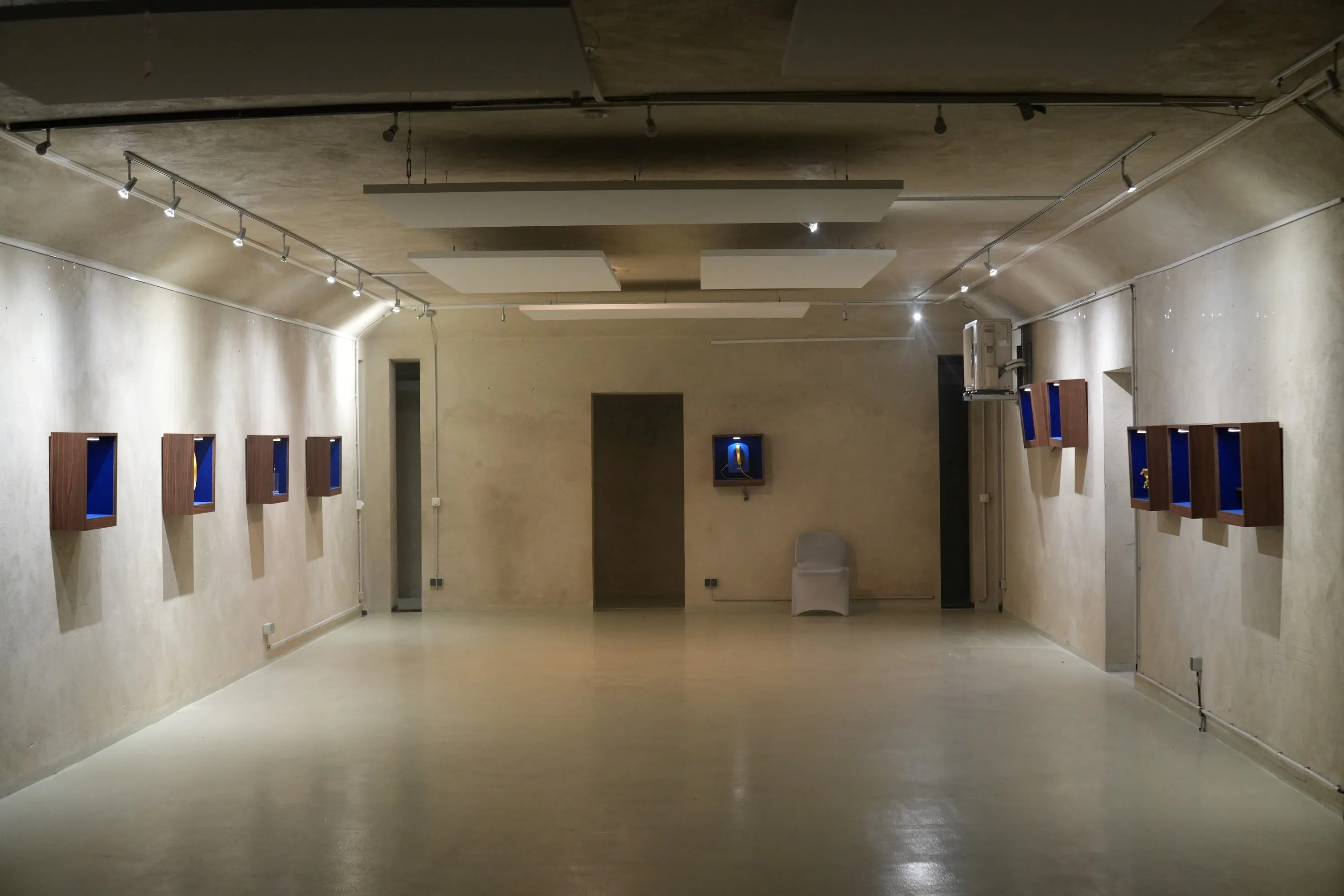 Ausstellungsraum im Bunker West mit den Vitrinen an den Wänden