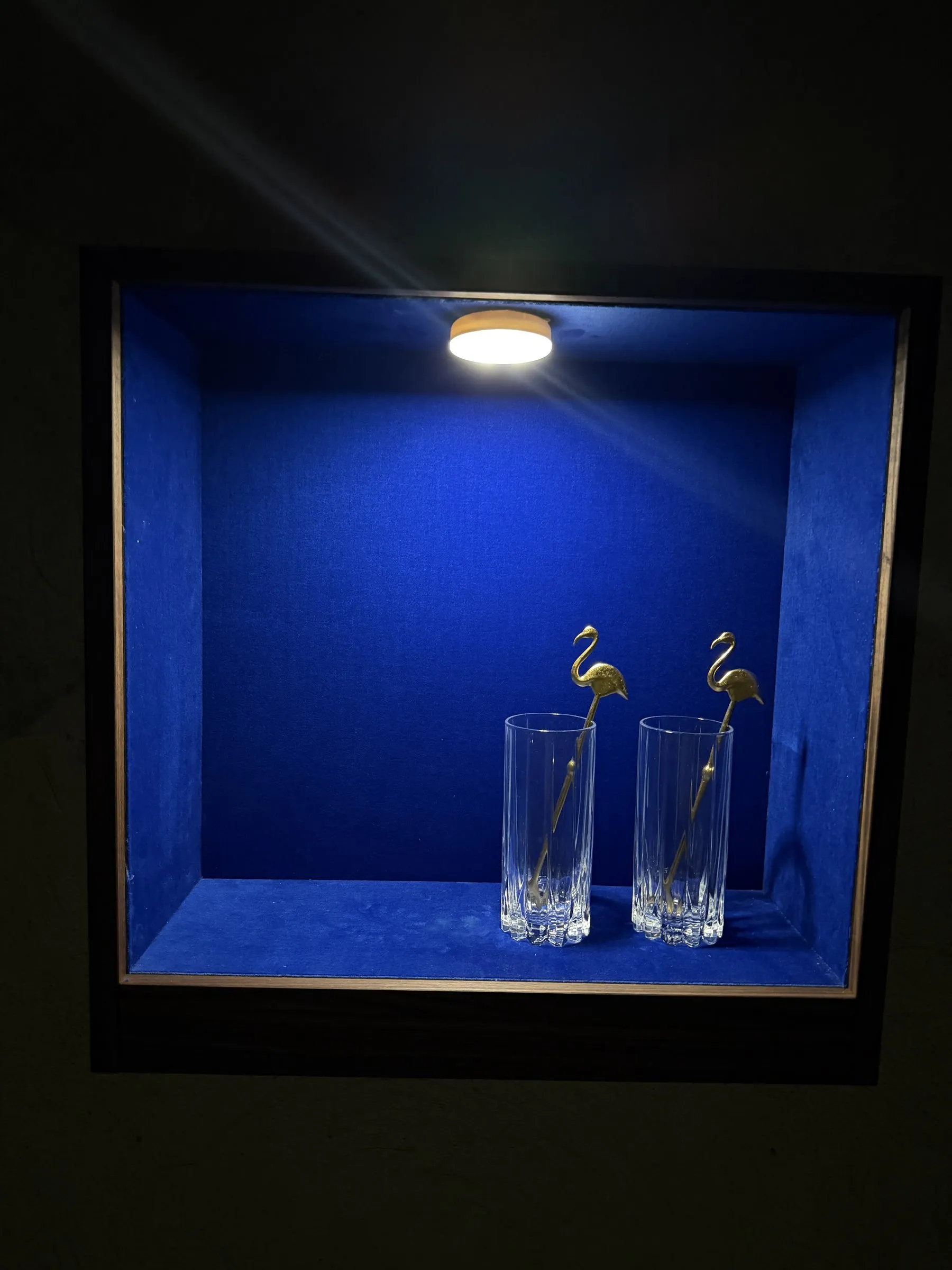 Beleuchtete Vitrine im dunklen Raum