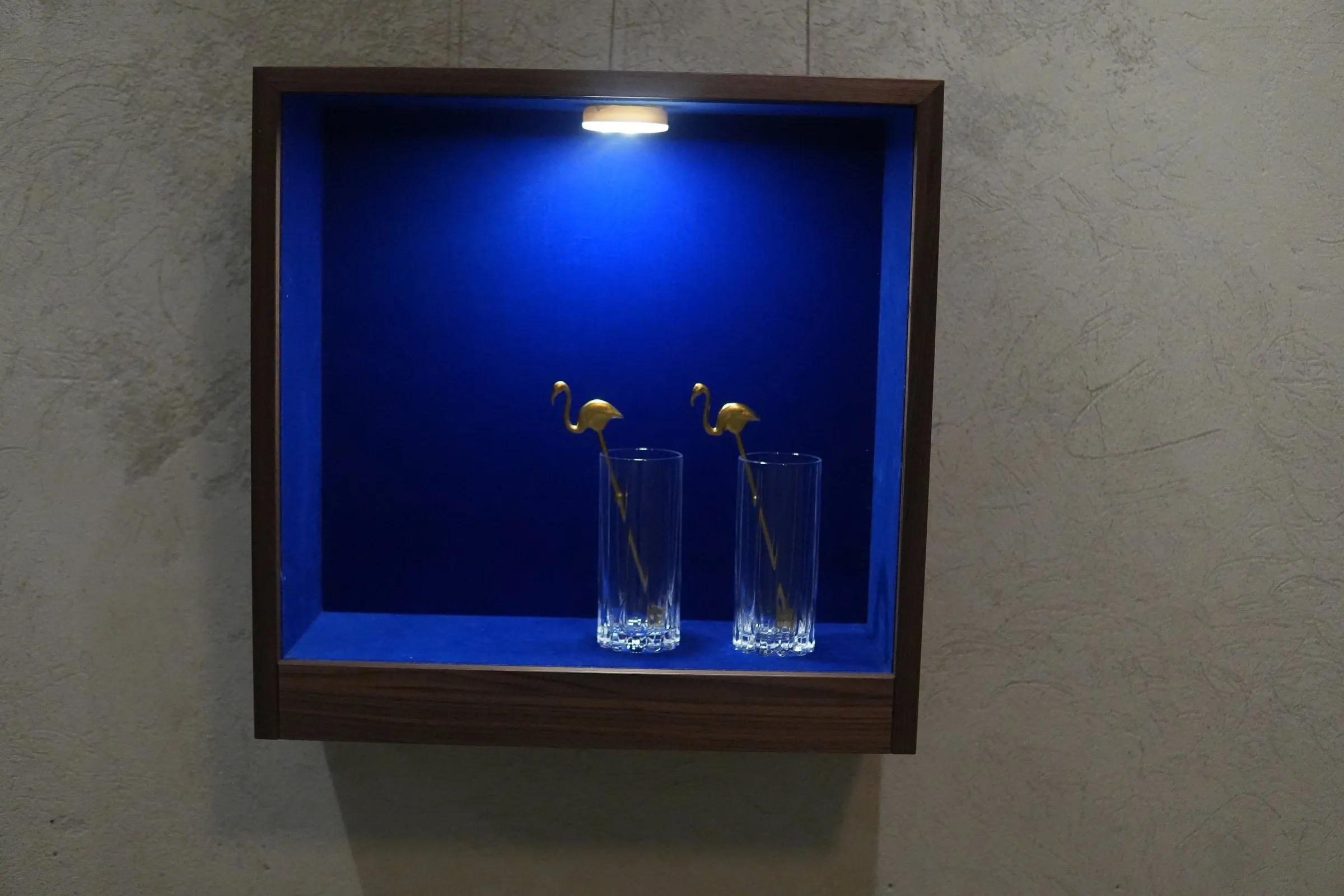 Vitrine an der hellen Wand
