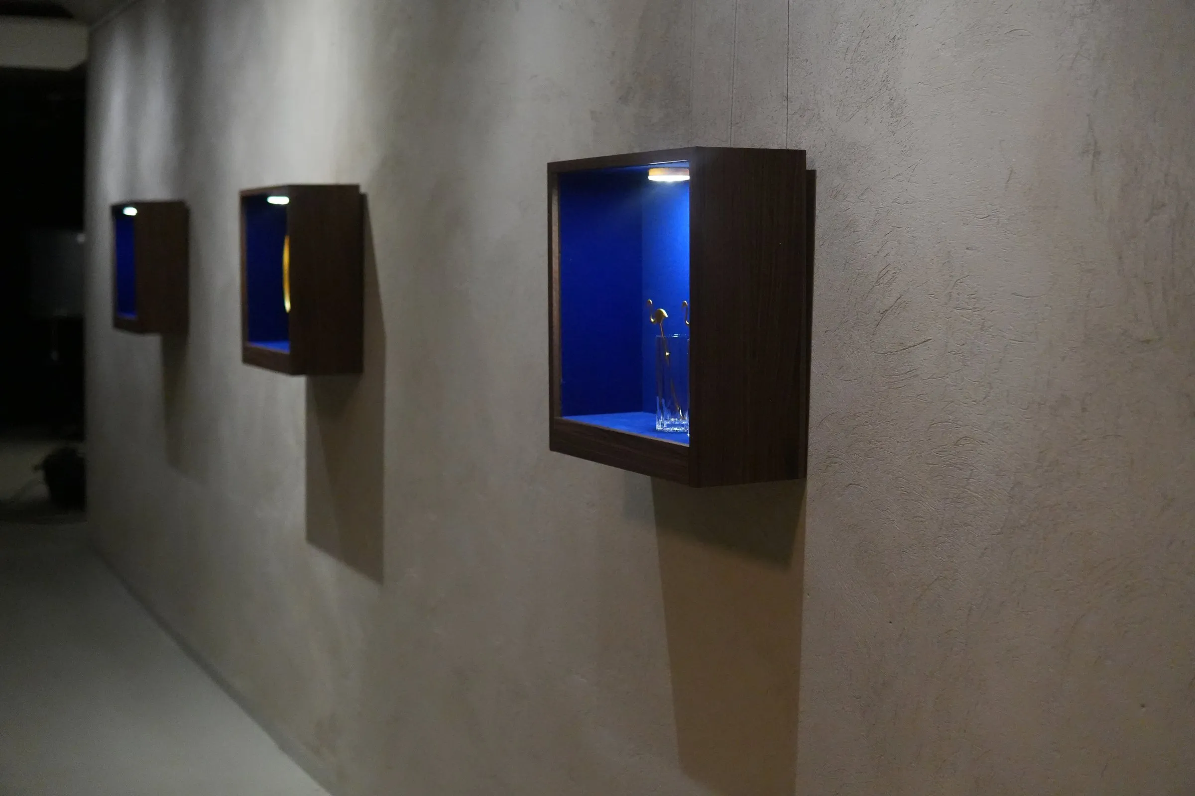 Drei Vitrinen an der Wand im Bunker West