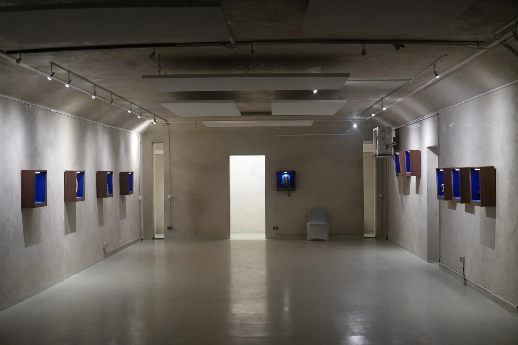 Ausstellungsraum im Bunker West, Berlin, mit den Vitrinen der zehn Porträts